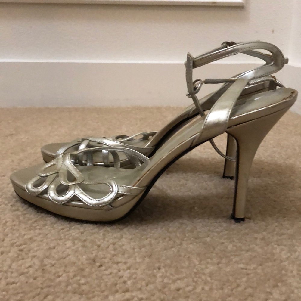 Jacqueline Ferrar Gold Sandals Size 9